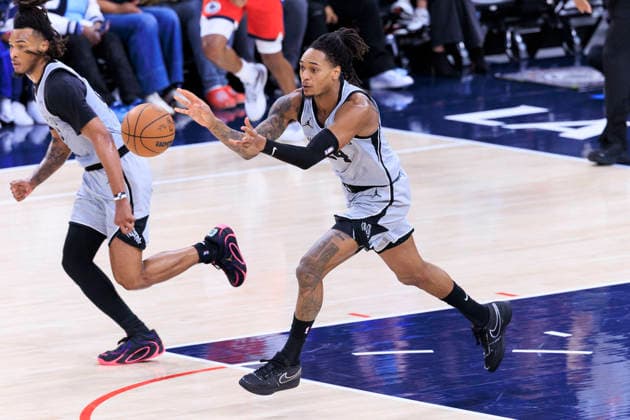 April 2, 2026, Inglewood, California, USA: Devin Vassell 24 of the San Antonio Spurs passes the ball during their regular season NBA, Basketball Herren, USA game against the Los Angeles Clippers on Thursday April 2, 2026 at Intuit Dome in Inglewood, California. Clippers lose to Spurs, 99-118. ARIANA RUIZ PI Inglewood USA - ZUMAp124 20260402_zaa_p124_035 Copyright: xArianaxRuizx