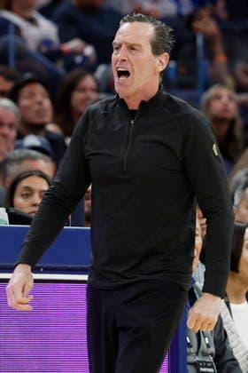 NBA, Basketball Herren, USA - Cleveland Cavaliers at Golden State Warriors Cleveland Cavaliers Head Coach Kenny Atkinson reacts during the second half of the NBA game between the Cleveland Cavaliers and the Golden State Warriors in San Francisco, California, USA, 02 April 2026. SAN FRANCISCO CALIFORNIA United States  Copyright: xJOHNxG.xMABANGLOx