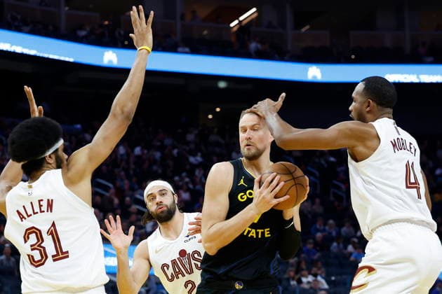 NBA, Basketball Herren, USA - Cleveland Cavaliers at Golden State Warriors Golden State Warriors forward center Kristaps Porzingis (2-R) in action against Cleveland Cavaliers center Evan Mobley (R), Cleveland Cavaliers center Jarrett Allen (L) and Cleveland Cavaliers guard forward Max Strus (2-L) during the second half of the NBA game between the Cleveland Cavaliers and the Golden State Warriors in San Francisco, California, USA, 02 April 2026. SAN FRANCISCO CALIFORNIA United States  Copyright: xJOHNxG.xMABANGLOx