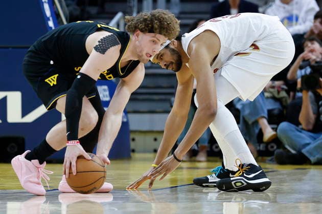 NBA, Basketball Herren, USA - Cleveland Cavaliers at Golden State Warriors Golden State Warriors guard Brandin Podziemski (L) grabs a loose ball away from Cleveland Cavaliers center Jarrett Allen (R) during the second half of the NBA game between the Cleveland Cavaliers and the Golden State Warriors in San Francisco, California, USA, 02 April 2026. SAN FRANCISCO CALIFORNIA United States  Copyright: xJOHNxG.xMABANGLOx