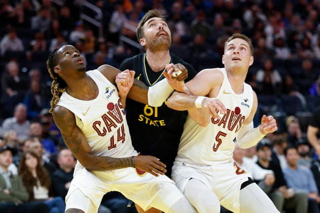 NBA, Basketball Herren, USA - Cleveland Cavaliers at Golden State Warriors Cleveland Cavaliers guard Keon Ellis (L), Golden State Warriors guard Pat Spencer (C) and Cleveland Cavaliers guard Sam Merrill (R) watch a free throw during the second half of the NBA game between the Cleveland Cavaliers and the Golden State Warriors in San Francisco, California, USA, 02 April 2026. SAN FRANCISCO CALIFORNIA United States  Copyright: xJOHNxG.xMABANGLOx