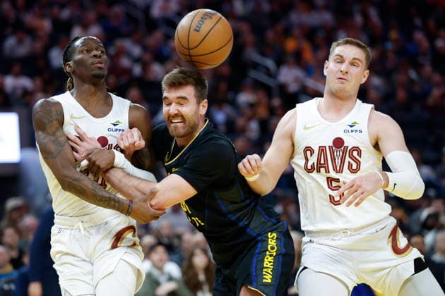 NBA, Basketball Herren, USA - Cleveland Cavaliers at Golden State Warriors Cleveland Cavaliers guard Keon Ellis (L), Golden State Warriors guard Pat Spencer (C) and Cleveland Cavaliers guard Sam Merrill (R) get under the basket during a free throw in the second half of the NBA game between the Cleveland Cavaliers and the Golden State Warriors in San Francisco, California, USA, 02 April 2026. SAN FRANCISCO CALIFORNIA United States  Copyright: xJOHNxG.xMABANGLOx