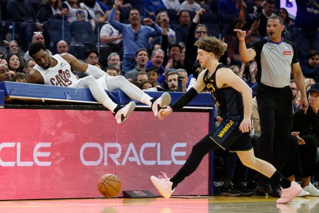 NBA, Basketball Herren, USA - Cleveland Cavaliers at Golden State Warriors Cleveland Cavaliers guard Donovan Mitchell (L) crashes into the scorers table while chase a ball out of bounce against Golden State Warriors guard Brandin Podziemski (R) during the second half of the NBA game between the Cleveland Cavaliers and the Golden State Warriors in San Francisco, California, USA, 02 April 2026. SAN FRANCISCO CALIFORNIA United States  Copyright: xJOHNxG.xMABANGLOx