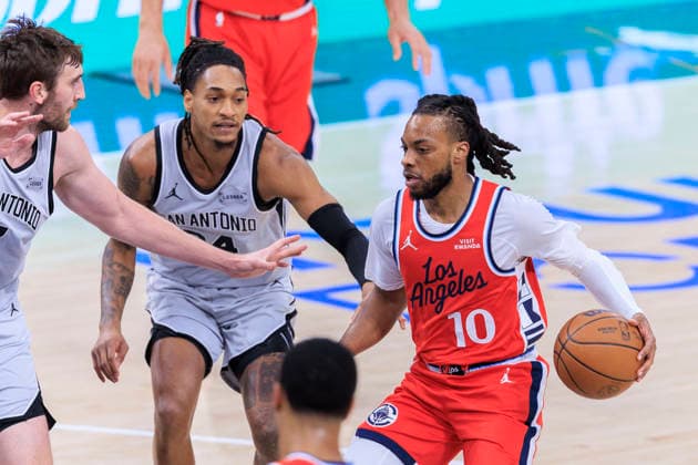 April 2, 2026, Inglewood, California, USA: Darius Garland 10 of the Los Angeles Clippers receives the ball as Luke Kornet 7 and Devin Vassell 24 of the San Antonio Spurs defend during their regular season NBA, Basketball Herren, USA game on Thursday April 2, 2026 at Intuit Dome in Inglewood, California. Clippers lose to Spurs, 99-118. ARIANA RUIZ PI Inglewood USA - ZUMAp124 20260402_zaa_p124_044 Copyright: xArianaxRuizx