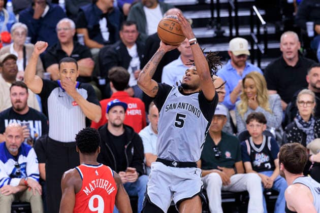 April 2, 2026, Inglewood, California, USA: Stephon Castle 5 of the San Antonio Spurs makes a three point shot attempt during their regular season NBA, Basketball Herren, USA game against the Los Angeles Clippers on Thursday April 2, 2026 at Intuit Dome in Inglewood, California. Clippers lose to Spurs, 99-118. ARIANA RUIZ PI Clippers Vs. Spurs  - ZUMAp124 20260402_zaa_p124_037 Copyright: xArianaxRuizx