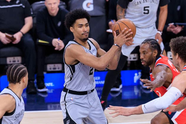 April 2, 2026, Inglewood, California, USA: Dylan Harper 2 of the San Antonio Spurs passes the ball during their regular season NBA, Basketball Herren, USA game against the Los Angeles Clippers on Thursday April 2, 2026 at Intuit Dome in Inglewood, California. Clippers lose to Spurs, 99-118. ARIANA RUIZ PI Clippers Vs. Spurs  - ZUMAp124 20260402_zaa_p124_038 Copyright: xArianaxRuizx