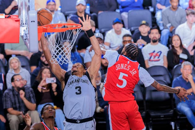 April 2, 2026, Inglewood, California, USA: Derrick Jones Jr. 5 of the Los Angeles Clippers attempts to block Keldon Johnson 3 of the San Antonio Spurs during their regular season NBA, Basketball Herren, USA game on Thursday April 2, 2026 at Intuit Dome in Inglewood, California. Clippers lose to Spurs, 99-118. ARIANA RUIZ PI Clippers Vs. Spurs  - ZUMAp124 20260402_zaa_p124_040 Copyright: xArianaxRuizx