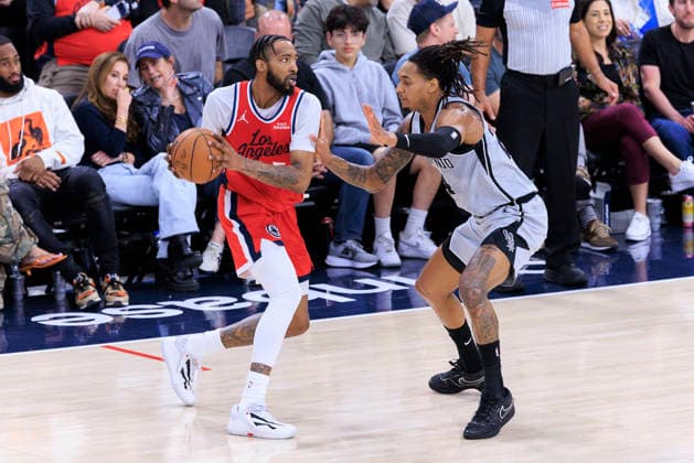 April 2, 2026, Inglewood, California, USA: Devin Vassell 24 of the San Antonio Spurs guards Derrick Jones Jr. 5 of the Los Angeles Clippers during their regular season NBA, Basketball Herren, USA game on Thursday April 2, 2026 at Intuit Dome in Inglewood, California. Clippers lose to Spurs, 99-118. ARIANA RUIZ PI Inglewood USA - ZUMAp124 20260402_zaa_p124_063 Copyright: xArianaxRuizx