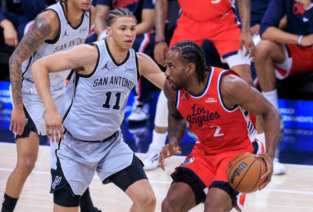 April 2, 2026, Inglewood, California, USA: Kawhi Leonard 2 of the Los Angeles Clippers receives the ball as Carter Bryant 11 of the San Antonio Spurs guards during their regular season NBA, Basketball Herren, USA game on Thursday April 2, 2026 at Intuit Dome in Inglewood, California. Clippers lose to Spurs, 99-118. ARIANA RUIZ PI Clippers Vs. Spurs  - ZUMAp124 20260402_zaa_p124_051 Copyright: xArianaxRuizx