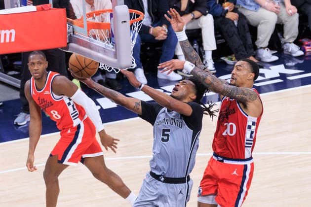 April 2, 2026, Inglewood, California, USA: John Collins 20 of the Los Angeles Clippers commits a foul against Stephon Castle 5 of the San Antonio Spurs during their regular season NBA, Basketball Herren, USA game on Thursday April 2, 2026 at Intuit Dome in Inglewood, California. Clippers lose to Spurs, 99-118. ARIANA RUIZ PI Clippers Vs. Spurs  - ZUMAp124 20260402_zaa_p124_054 Copyright: xArianaxRuizx
