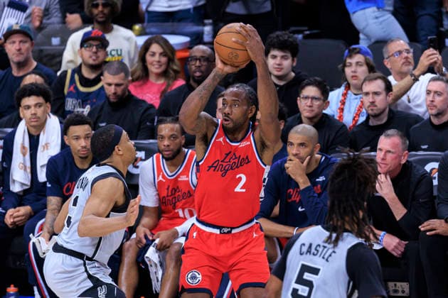 April 2, 2026, Inglewood, California, USA: Kawhi Leonard 2 of the Los Angeles Clippers makes a three point shot attempt as Keldon Johnson 3 of the San Antonio Spurs defends during their regular season NBA, Basketball Herren, USA game on Thursday April 2, 2026 at Intuit Dome in Inglewood, California. Clippers lose to Spurs, 99-118. ARIANA RUIZ PI Clippers Vs. Spurs  - ZUMAp124 20260402_zaa_p124_049 Copyright: xArianaxRuizx