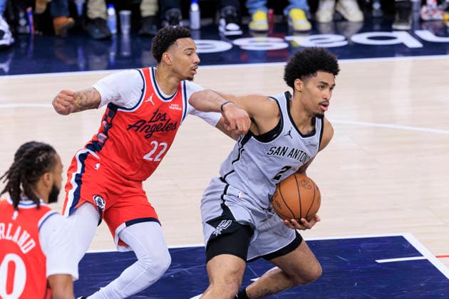 April 2, 2026, Inglewood, California, USA: Dylan Harper 2 of the San Antonio Spurs drives past Jordan Miller 22 of the Los Angeles Clippers during their regular season NBA, Basketball Herren, USA game on Thursday April 2, 2026 at Intuit Dome in Inglewood, California. Clippers lose to Spurs, 99-118. ARIANA RUIZ PI Clippers Vs. Spurs  - ZUMAp124 20260402_zaa_p124_058 Copyright: xArianaxRuizx