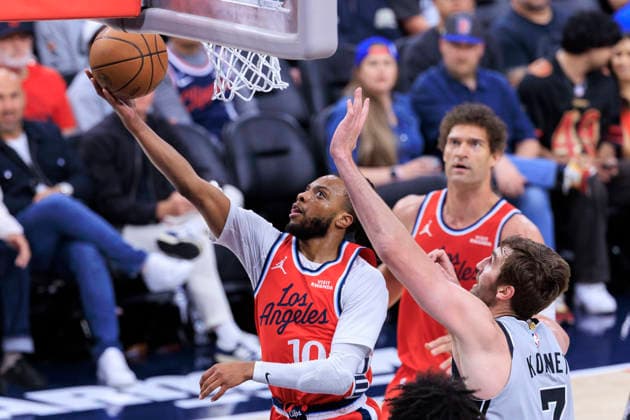April 2, 2026, Inglewood, California, USA: Darius Garland 10 of the Los Angeles Clippers performs a layup as Luke Kornet 7 of the San Antonio Spurs defends the basket during their regular season NBA, Basketball Herren, USA game on Thursday April 2, 2026 at Intuit Dome in Inglewood, California. Clippers lose to Spurs, 99-118. ARIANA RUIZ PI Clippers Vs. Spurs  - ZUMAp124 20260402_zaa_p124_064 Copyright: xArianaxRuizx