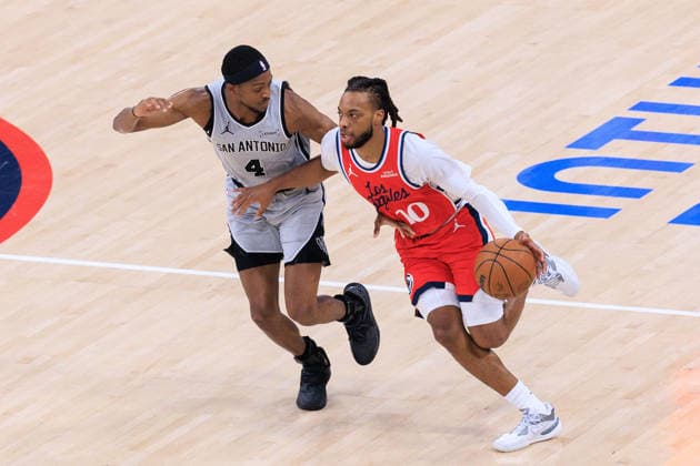 April 2, 2026, Inglewood, California, USA: Darius Garland 10 of the Los Angeles Clippers drives past Kobe Sanders 4 of the San Antonio Spurs during a 2026 NBA, Basketball Herren, USA regular season game on Thursday April 2, 2026 at Intuit Dome Arena in Inglewood, California. Clippers lose to Spurs, 118-99. JAVIER ROJAS PI Clippers Vs. Spurs  - ZUMAp124 20260402_zaa_p124_067 Copyright: xJavierxRojasx