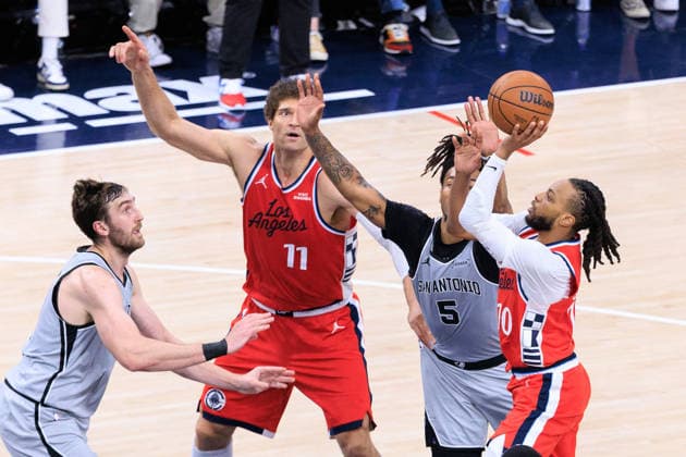 April 2, 2026, Inglewood, California, USA: Darius Garland 10 of the Los Angeles Clippers puts up a shot past Stephon Castle 5 of the San Antonio Spurs during a 2026 NBA, Basketball Herren, USA regular season game on Thursday April 2, 2026 at Intuit Dome Arena in Inglewood, California. Clippers lose to Spurs, 118-99. JAVIER ROJAS PI Inglewood USA - ZUMAp124 20260402_zaa_p124_077 Copyright: xJavierxRojasx
