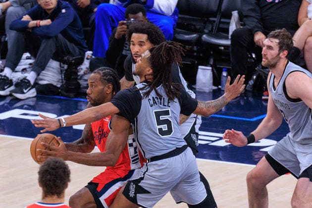 April 2, 2026, Inglewood, California, USA: Stephon Castle 5 of the San Antonio Spurs guards against Kawhi Leonard 2 of the LA Clippers during a 2026 NBA, Basketball Herren, USA regular season game on Thursday April 2, 2026 at Intuit Dome Arena in Inglewood, California. Clippers lose to Spurs, 118-99. JAVIER ROJAS PI Inglewood USA - ZUMAp124 20260402_zaa_p124_084 Copyright: xJavierxRojasx