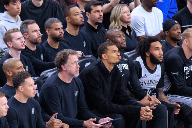 April 2, 2026, Inglewood, California, USA: (2nd R) Victor Wembanyama 1 of the San Antonio Spurs during a 2026 NBA, Basketball Herren, USA regular season game against the Los Angeles Clippers on Thursday April 2, 2026 at Intuit Dome Arena in Inglewood, California. Clippers lose to Spurs, 118-99. JAVIER ROJAS PI Clippers Vs. Spurs  - ZUMAp124 20260402_zaa_p124_070 Copyright: xJavierxRojasx