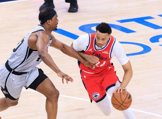 April 2, 2026, Inglewood, California, USA: Jordan Miller 22 of the Los Angeles Clippers is guarded by Harrison Barnes 40 of the San Antonio Spurs during a 2026 NBA, Basketball Herren, USA regular season game on Thursday April 2, 2026 at Intuit Dome Arena in Inglewood, California. Clippers lose to Spurs, 118-99. JAVIER ROJAS PI Clippers Vs. Spurs  - ZUMAp124 20260402_zaa_p124_078 Copyright: xJavierxRojasx