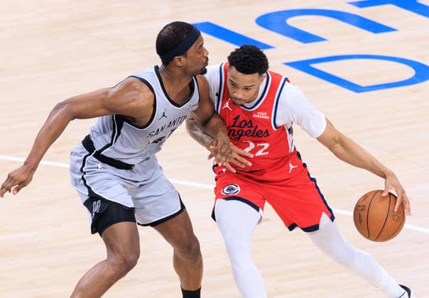 April 2, 2026, Inglewood, California, USA: Jordan Miller 22 of the Los Angeles Clippers is guarded by Harrison Barnes 40 of the San Antonio Spurs during a 2026 NBA, Basketball Herren, USA regular season game on Thursday April 2, 2026 at Intuit Dome Arena in Inglewood, California. Clippers lose to Spurs, 118-99. JAVIER ROJAS PI Clippers Vs. Spurs  - ZUMAp124 20260402_zaa_p124_079 Copyright: xJavierxRojasx