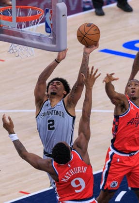 April 2, 2026, Inglewood, California, USA: Dylan Harper 2 of the San Antonio Spurs puts up a shot over Bennedict Mathurin 9 of the LA Clippers during a 2026 NBA, Basketball Herren, USA regular season game on Thursday April 2, 2026 at Intuit Dome Arena in Inglewood, California. Clippers lose to Spurs, 118-99. JAVIER ROJAS PI Clippers Vs. Spurs  - ZUMAp124 20260402_zaa_p124_096 Copyright: xJavierxRojasx