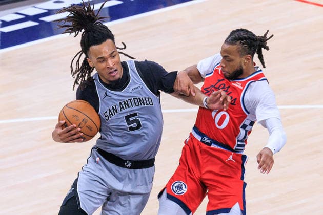 April 2, 2026, Inglewood, California, USA: Stephon Castle 5 of the San Antonio Spurs drives against Darius Garland 10 of the LA Clippers during a 2026 NBA, Basketball Herren, USA regular season game on Thursday April 2, 2026 at Intuit Dome Arena in Inglewood, California. Clippers lose to Spurs, 118-99. JAVIER ROJAS PI Clippers Vs. Spurs  - ZUMAp124 20260402_zaa_p124_086 Copyright: xJavierxRojasx