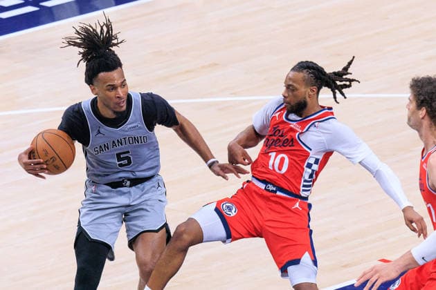 April 2, 2026, Inglewood, California, USA: Stephon Castle 5 of the San Antonio Spurs drives against Darius Garland 10 of the LA Clippers during a 2026 NBA, Basketball Herren, USA regular season game on Thursday April 2, 2026 at Intuit Dome Arena in Inglewood, California. Clippers lose to Spurs, 118-99. JAVIER ROJAS PI Clippers Vs. Spurs  - ZUMAp124 20260402_zaa_p124_087 Copyright: xJavierxRojasx