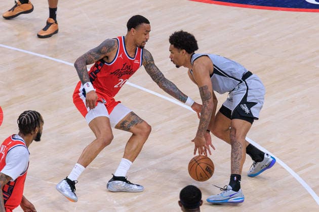 April 2, 2026, Inglewood, California, USA: Dylan Harper 2 of the San Antonio Spurs is guarded by John Collins 20 of the LA Clippers during a 2026 NBA, Basketball Herren, USA regular season game on Thursday April 2, 2026 at Intuit Dome Arena in Inglewood, California. Clippers lose to Spurs, 118-99. JAVIER ROJAS PI Clippers Vs. Spurs  - ZUMAp124 20260402_zaa_p124_098 Copyright: xJavierxRojasx