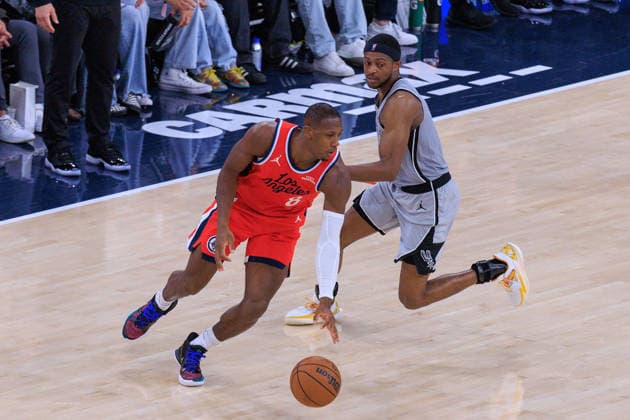 April 2, 2026, Inglewood, California, USA: Harrison Barnes 40 of the San Antonio Spurs guards Kris Dunn 8 of the LA Clippers during a 2026 NBA, Basketball Herren, USA regular season game on Thursday April 2, 2026 at Intuit Dome Arena in Inglewood, California. Clippers lose to Spurs, 118-99. JAVIER ROJAS PI Clippers Vs. Spurs  - ZUMAp124 20260402_zaa_p124_101 Copyright: xJavierxRojasx
