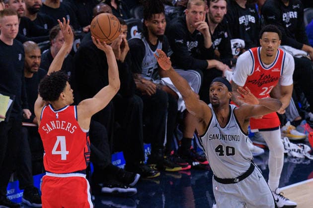 April 2, 2026, Inglewood, California, USA: Harrison Barnes 40 of the San Antonio Spurs tries to block a shot by Kobe Sanders 4 of the LA Clippers during a 2026 NBA, Basketball Herren, USA regular season game on Thursday April 2, 2026 at Intuit Dome Arena in Inglewood, California. Clippers lose to Spurs, 118-99. JAVIER ROJAS PI Clippers Vs. Spurs  - ZUMAp124 20260402_zaa_p124_103 Copyright: xJavierxRojasx