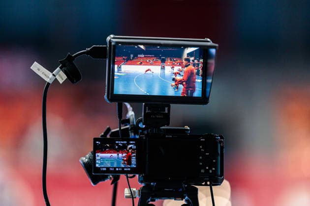 Symbolic picture, camera with screen for live streaming of the match GER, TuS N Luebbecke vs HSC 2000 Coburg, Handball, 2 Bundesliga, Matchday 26, Season 2025 2026, 02 04 2026 GER, TuS N Luebbecke vs HSC 2000 Coburg, Handball, 2 Bundesliga, Matchday 26, Season 2025 2026, 02 04 2026 Luebbecke Copyright: xEibner-Pressefoto JanxRollingerx EP_JSK