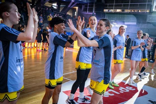 Basketball Berlin 02 04 2026 Season 2024 2025 Toyota DBBL 1 Bundesliga Playoffs Quarterfinals Game1 Women, Women Alba Berlin GiroLive Panthers Osnabrück Team introduction Alina Hartmann Alba, No 29 Deeshyra Thomas Alba, No 21