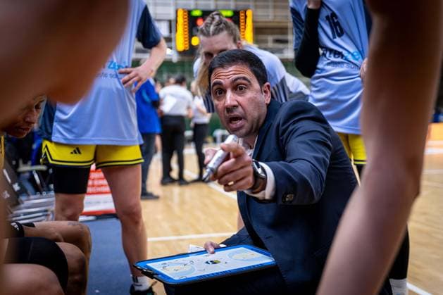 Basketball Berlin 02 04 2026 Season 2024 2025 Toyota DBBL 1 Bundesliga Playoffs Quarterfinals Game1 Women, Women Alba Berlin GiroLive Panthers Osnabrück Cristo Cabrera Alba, Coach