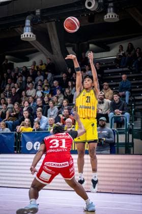 Basketball Berlin 02 04 2026 Season 2024 2025 Toyota DBBL 1 Bundesliga Playoffs Quarterfinals Match1 Women, Women Alba Berlin GiroLive Panthers Osnabrück Deeshyra Thomas Alba, No 21 Oceane Monpierre Osnabrück, No 31