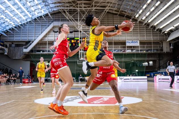 Basketball Berlin 02 04 2026 Season 2024 2025 Toyota DBBL 1 Bundesliga Playoffs Quarterfinals Match1 Women, Women Alba Berlin GiroLive Panthers Osnabrück Deeshyra Thomas Alba, No 21 AJ Marotte Osnabrück, No 11 Oceane Monpierre Osnabrück, No 31