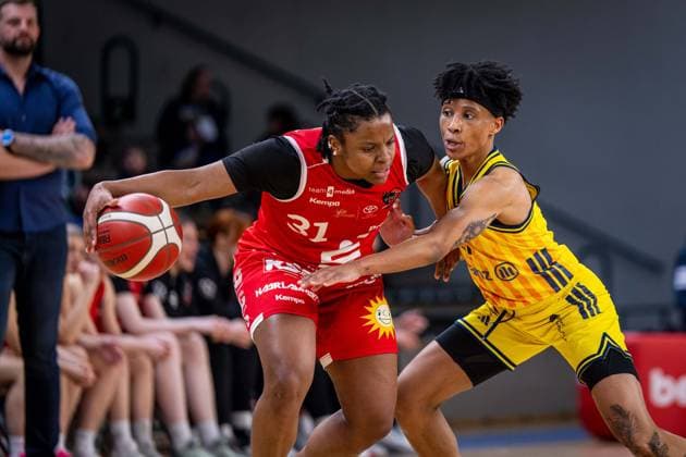 Basketball Berlin 02 04 2026 Season 2024 2025 Toyota DBBL 1 Bundesliga Playoffs Quarterfinals Game1 Women, Women Alba Berlin GiroLive Panthers Osnabrück Oceane Monpierre Osnabrück, No 31 Deeshyra Thomas Alba, No 21