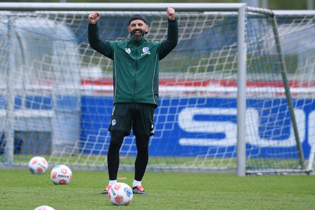 Fußball 2. Bundesliga Training FC Schalke 04 am 03.04.2026 auf dem Trainingsgelände an der Veltins Arena in Gelsenkirchen Miron Muslic ( Trainer Cheftrainer Schalke ) jubelt *** Soccer 2 Bundesliga training FC Schalke 04 on 03 04 2026 at the training ground at the Veltins Arena in Gelsenkirchen Miron Muslic coach head coach Schalke cheers xRx