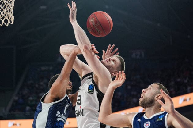 Bahcesehir Koleji v Besiktas GAIN - EuroCup ISTANBUL, TURKIYE - APRIL 3: Bahcesehir Koleji’s Matt Mitchell (L) and Besiktas GAIN’s Conor Morgan (C) compete during the BKT EuroCup semifinal second leg match at Sinan Erdem Sports Hall, on April 3, 2026, in Istanbul, Turkiye. Cemal Yurttas Anadolu Istanbul Turkey. Editorial use only. Please get in touch for any other usage.  Copyright: x2026xAnadoluxCemalxYurttasx