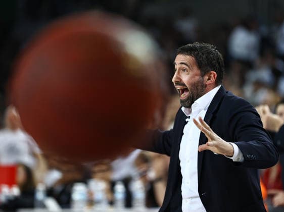 Turk Telekom v Cosea JL - BKT EuroCup ANKARA, TURKIYE - APRIL 3: Head coach of Cosea JL Frederic Fauthoux gives tactics during the BKT EuroCup semifinal second leg match between Turk Telekom and Cosea JL at Ankara Arena, in Ankara, Turkiye on April 3, 2026. Mustafa Murat Kaynak Anadolu Ankara Turkey. Editorial use only. Please get in touch for any other usage.  Copyright: x2026xAnadoluxMustafaxMuratxKaynakx