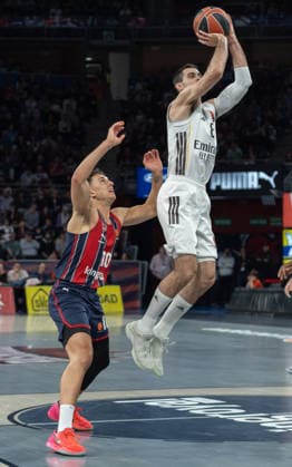 ESP Kosner Baskonia v Real Madrid Euroleague Alberto Abalde of Real Madrid and Matteo Spagnolo Baskonia during the Euroleague match, between Kosner Baskonia and Real Madrid played at Buesa Arena Stadium on April 3, 2026 in Vitoria Spain Vitoria Basque Country Spain Basketball Copyright: xMiguelxGarciax xAgenciaxLOFx