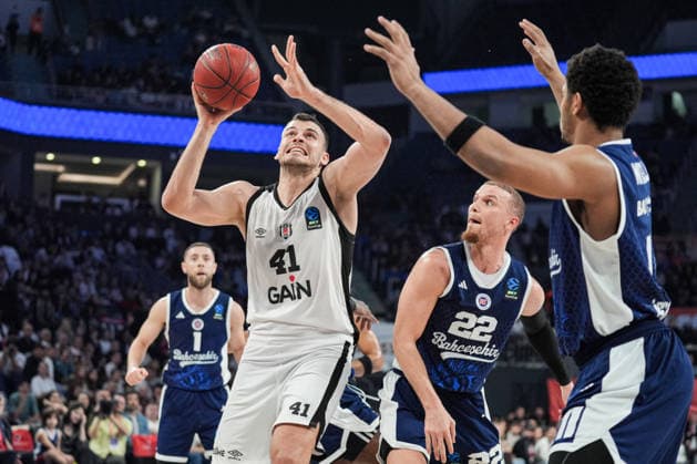 Bahcesehir Koleji v Besiktas GAIN - EuroCup ISTANBUL, TURKIYE - APRIL 3: Malachi Flynn (22) of Bahcesehir Koleji in action against Ante Zizic (41) of Besiktas GAIN during the BKT EuroCup semifinal second leg match at Sinan Erdem Sports Hall, on April 3, 2026, in Istanbul, Turkiye. Cemal Yurttas Anadolu Istanbul Turkey. Editorial use only. Please get in touch for any other usage.  Copyright: x2026xAnadoluxCemalxYurttaÅüx