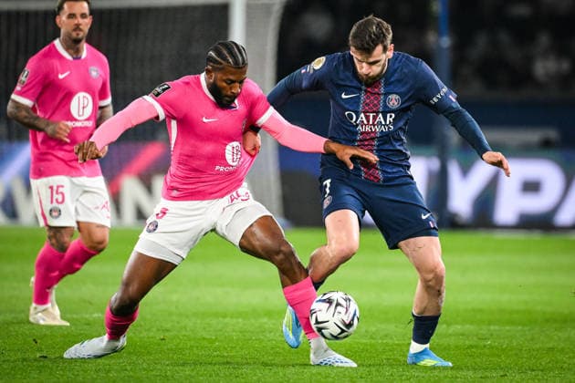 April 3, 2026, Paris, France, France: Mark MCKENZIE of Toulouse and Khvicha KVARATSKHELIA of PSG during the Ligue 1 match between Paris Saint-Germain (PSG) and Toulouse FC at Parc des Princes Stadium on April 03, 2026 in Paris, France. Paris France - ZUMAm308 20260403_zsp_m308_001 Copyright: xMatthieuxMirvillex