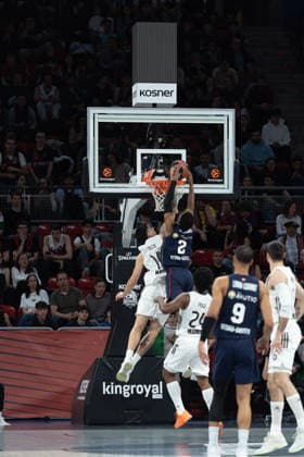 ESP Kosner Baskonia v Real Madrid Euroleague Gabriel Deck of Real Madrid and Kobi Simmons Baskonia during the Euroleague match, between Kosner Baskonia and Real Madrid played at Buesa Arena Stadium on April 3, 2026 in Vitoria Spain Vitoria Pais Vasco Spain Basketball Copyright: xMiguelxGarciax xAgenciaxLOFx