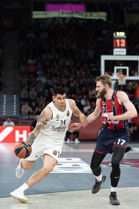 ESP Kosner Baskonia v Real Madrid Euroleague Gabriel Deck of Real Madrid and Gytis Radzevicius of Baskonia during the Euroleague match, between Kosner Baskonia and Real Madrid played at Buesa Arena Stadium on April 3, 2026 in Vitoria Spain Vitoria Pais Vasco Spain Basketball Copyright: xMiguelxGarciax xAgenciaxLOFx