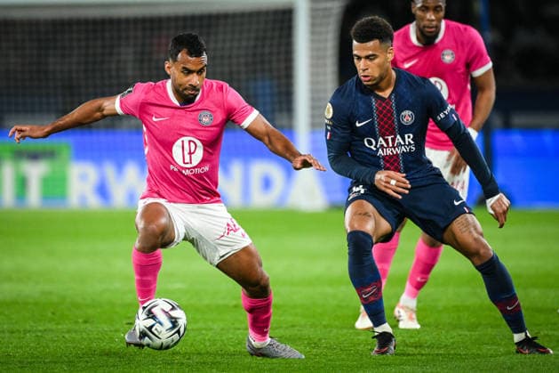April 3, 2026, Paris, France, France: Cristian CASSERES JR of Toulouse and Desire DOUE of PSG during the Ligue 1 match between Paris Saint-Germain (PSG) and Toulouse FC at Parc des Princes Stadium on April 03, 2026 in Paris, France. Paris Saint-Germain V Toulouse FC - Ligue 1  - ZUMAm308 20260403_zsp_m308_003 Copyright: xMatthieuxMirvillex
