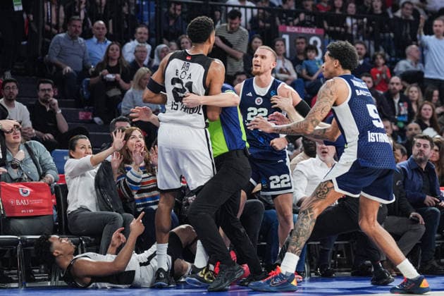 Bahcesehir Koleji v Besiktas GAIN - EuroCup ISTANBUL, TURKIYE - APRIL 3: Players of Besiktas GAIN’s celebrate after winning the BKT EuroCup semifinal second leg match against Bahcesehir Koleji at Sinan Erdem Sports Hall, on April 3, 2026, in Istanbul, Turkiye. Cemal Yurttas Anadolu Istanbul Turkey. Editorial use only. Please get in touch for any other usage.  Copyright: x2026xAnadoluxCemalxYurttaÅüx