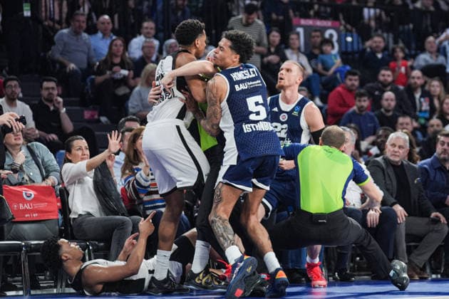Bahcesehir Koleji v Besiktas GAIN - EuroCup ISTANBUL, TURKIYE - APRIL 3: Players of Besiktas GAIN argue with the players of Bahcesehir Koleji after winning the BKT EuroCup semifinal second leg match against Bahcesehir Koleji at Sinan Erdem Sports Hall, on April 3, 2026, in Istanbul, Turkiye. Cemal Yurttas Anadolu Istanbul Turkey. Editorial use only. Please get in touch for any other usage.  Copyright: x2026xAnadoluxCemalxYurttaÅüx