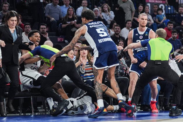 Bahcesehir Koleji v Besiktas GAIN - EuroCup ISTANBUL, TURKIYE - APRIL 3: Players of Besiktas GAIN argue with the players of Bahcesehir Koleji after winning the BKT EuroCup semifinal second leg match against Bahcesehir Koleji at Sinan Erdem Sports Hall, on April 3, 2026, in Istanbul, Turkiye. Cemal Yurttas Anadolu Istanbul Turkey. Editorial use only. Please get in touch for any other usage.  Copyright: x2026xAnadoluxCemalxYurttaÅüx