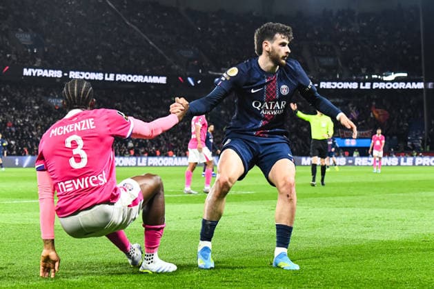 FOOTBALL : Paris Saint Germain vs Toulouse FC - Ligue 1 - JournÃ e 28 - 03 04 2026 Khvicha Kvaratskhelia (Paris SG) Mark McKenzie (Toulouse FC) ParisFrance  Copyright: xBaptistexAutissierx