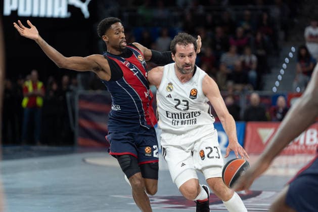 ESP Kosner Baskonia v Real Madrid Euroleague Sergio Llull of Real Madrid and Kobi Simmons of Baskonia during the Euroleague match, between Kosner Baskonia and Real Madrid played at Buesa Arena Stadium on April 3, 2026 in Vitoria Spain Vitoria Basque Country Spain Basketball Copyright: xMiguelxGarciax xAgenciaxLOFx