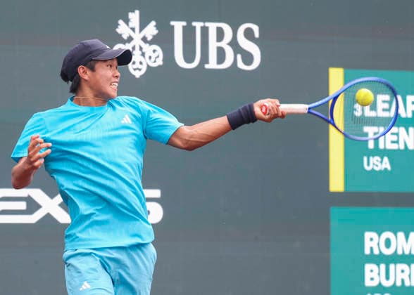 HOUSTON, TX - APRIL 03: Learner Tien (USA) in action during the singles quarterfinals of the Men™s Clay Court Championship on April 3, 2026 at River Oaks Country Club in Houston, Texas. (Photo by Leslie Plaza Johnson Icon Sportswire) TENNIS: APR 03 US Men s Clay Court Championship EDITORIAL USE ONLY Icon260403071